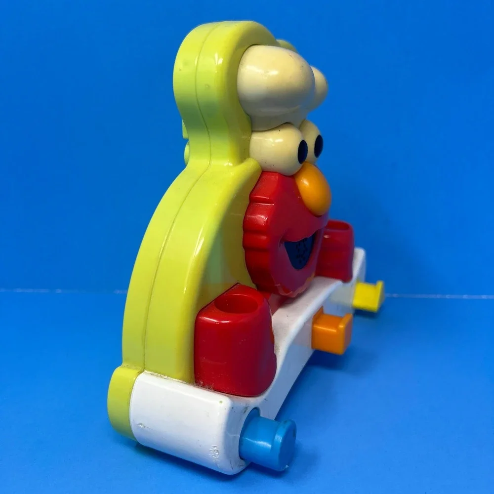 Fisher Price Sing and Cook with Elmo Toy Red Yellow 2010 Magnetized Chef Toy